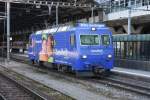 Die  Xundheit  Lok 101091 der Zentralbahn hat abgespannt und wartet am  17.5.2009 auf die Freigabe der Ausfahrt aus dem Hauptbahnhof Luzern.