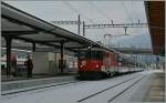 Damit nach sich nach dem herrlichen  Spätsommertag von heute schon mal auf die nächste Woche vorbereiten kann: Der Brünigbahn De 110 002-3 erreicht mit einem IR von Luzern die