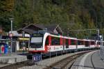 ABeh 160 005-2 hält beim Bahnhof Brienz.