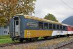 Ausgemusterter Restaurantwagen Golden Pass Panoramic der Zentralbahn WR 422-3 steht auf einem Abstellgleis beim Bahnhof Interlaken Ost. Die Aufnahme stammt vom 10.10.2015.