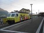 SOB Re 446 017 mit VAE 2429 im umgebauten Bahnhof Kssnacht am Rigi, 21.10.2011.