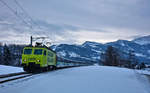 Die Re 446 018 fährt am frühen Morgen in Kaltbrunn mit dem Voralpenexpress vorüber.Bild vom 10.1.2017