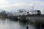 Voralpen-Express nach Luzern mit der Re 465 093 am Zugschluss, am 13.1.18 auf dem Seedamm kurz vor Hurden.