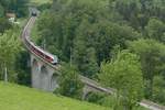 Kurz vor Herisau befindet sich die in St. Gallen gestartete und nach Wattwil fahrende S4 23454 auf dem Walketobel-Viadukt und wird danach den 27 m kurzen Tunnel Heinrichsbad durchfahren (20.05.2018).
