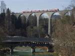 Als noch FLIRT der SOB nach Nesslau-Neu St. Johann fuhren (|) - S9 23934 von Wil nach Nesslau-Neu St. Johann überquert am 17.03.2012 bei Lütisburg den tief eingeschnittenen Hammertobel auf dem Guggenloch-Viadukt. Unten führt die aus dem Jahr 1789 stammende gedeckte Holzbrücke über die Thur.