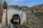 Auf der Fahrt von St. Gallen nach Luzern kommt der vordere Teil des RABe 526 104 an das Tageslicht während sich der mittlere Teil im 39 m langen Tunnel  unter der Staatsstrasse  und der hintere Teil des Traverso am Ende des 3.556 m langen Wasserfluhtunnel befindet (15.02.2020).