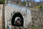 RABe 526 104 der SOB als PanoramaExpress PE 2024 von St. Gallen nach Luzern kommt nach der Fahrt durch den 3.556 m langen Wasserfluhtunnel in Lichtensteig wieder an das Tageslicht und muss jetzt nur noch durch den 39 m kurzen Tunnel mit der Bezeichnung  unter der Staatsstrasse  fahren, um vollständig am Tageslicht zu sein (15.02.2020).