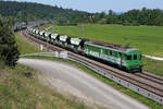 KIESZUG VON MAKIES AG GETTNAU
mit zwei ehemaligen SOB BDe 4/4 an beiden Enden
bei Roggwil am 18. Mai 2020.
Foto: Walter Ruetsch