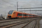 RABe 526 204 Traverso der SOB, durchfährt den Bahnhof Muttenz.