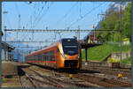 RABe 526 223 der SOB fährt am 20.04.2022 durch den Bahnhof Silenen-Amsteg. Personenzüge halten hier nicht mehr, trotzdem wirkt der Bahnsteig noch sehr gepflegt.