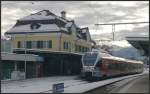 526 050-0 nach Wil hlt am Hausperron des stattlichen Bahnhofgebudes von Wattwil.