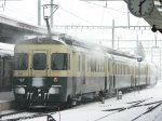 Vor der Ausfahrt auf schneebedeckten Schienen bei Schneetreiben: BDe 576 059 der SOB (Sdostbahn) als S 13 von Einsiedeln nach Wdenswil (17.12.2005)