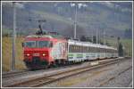 VAE 2418 von St.Gallen nach Luzern wird von der ex SBB Re 4/4 IV Re 446 018 durch Kaltbrunn gezogen.