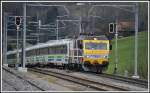 Der Voralpenexpress 2421 mit Re 456 093 aus Luzern erreicht die Station Kaltbrunn.