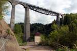 Ein Zug der SOB gezogen von einer Re 446 überquert das SOB Sitterviadukt in St.