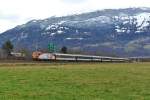 Hfner-Narrenfahrt 2016; Leider streikte die Kamera, so dass dieses das  beste  Bild blieb; Die SOB fhrt jedes Jahr diesen Extrazug quer durch die Ostschweiz, die Wagen gehren der SBB;
Re 446 016-8, A EWI NPZ 50 85 18-35 100-4, B(pm51) 50 85 21-73 413-9, D ex. SNCF 50 85 92-75 319-0, B(pm51) 50 85 21-73 322-2 und 402-2, D ex. SNCF 50 85 92-75 311-7 und B(pm51) 50 85 21-73 342-0 
in der Schlaufe bei Sargans, 06.01.2015.