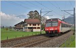 S27 mit RBDe 566 072 zwischen Schübelbach-Buttikon und Siebnen-Wangen. (27.10.2016)