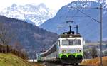 Die Zuglokomotive Re 456 092 fährt zusammen mit der Schiebelokomotive Re 456 096 mit dem Voralpenexpress in Bollingen vorüber.Bild vom 5.2.2017