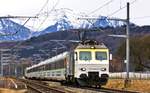 Die Zuglokomotive Re 446 015 fährt zusammen mit der Schiebelokomotive Re 446 017 mit dem VAE in Bollingen vorbei.Bild vom 5.2.2017