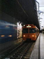 Der Doppeltriebwagen 32 der SZU-Uetlibergbahn von Typ Be8/8 war 1978 von SLM gebaut worden und wurde 2014 ausgemustert.
Die Uetlibergbahn (Linie S10) verkehrt mit seitlicher Oberleitung für 1200V Gleichspannung.
Der Doppeltriebwagen war hier als Pendel zwischen Zürich-Hauptbahnhof und Triemli im Einsatz.

historisch - Scan

1997-09-17 Zürich-Selnau 