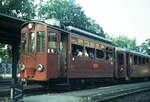 Uetlibergbahn Zürich__Sonderzug der Verkehrsfreunde Stuttgart, bestehend aus Tw Ce 2/2 Nr. 22 (ex Nr.2) von 1923 und Bw 213 von 1950 im damaligen, gemeinsam mit der Sihltalbahn genutzten Kopfbhf. Zürich-Selnau. Lt. wikipedia galt die Uetlibergbahn mit bis zu 79 Promille Steigung, als steilste normalspurige Adhäsionsbahn Europas.(Die steilste normalspurige Adhäsionsbahn in Europa, die im öffentlichen Nahverkehr befahren wird, ist seit Dezember 2007 die Stadtbahn Stuttgart, mit bis zu 85 Promille in derr Alexanderstraße).___14-09-1974