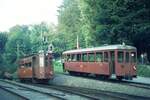 Uetlibergbahn Zürich__anläßlich einer Sonderfahrt am 14-09-1974. Uetliberg-Tram Ce 2/2 Nr.2 aus dem Jahr der Elektrifizierung 1923 rangiert. Ein Jahr später mit dem Zusammenschluß der Bahngesellschaft Zürich–Uetliberg (BZUe) mit der Sihltaltalbahn zur Sihltal-Zürich-Uetliberg-Bahn (SZU) wurde aus Tw 2 Tw 22. Tw 2 (22) stand laut wikipedia bis 2014, restauriert in der ursprünglichen grünen Farbgebung, im Verkehrshaus der Schweiz (VHS) und seit 2015 in Winterthur als stationäres Restaurant. Bw 213 (ex Nr.63; Bj. 1950) auf dem Nebengleis wurde 1994 ausrangiert.