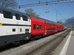 Zwei neue Niederflurwagen der SZU eingereiht in einem Versuchszug der SBB in Landquart, 10.04.2011.