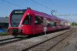 Farbige GTW der Thurbo (||) - Einfahrt von RABe 526 779-4 in den Bahnhof Tägerwilen-Gottlieben, der am 29.04.2017 unterwegs ist als S8 23874 von Schaffhausen nach St. Gallen.