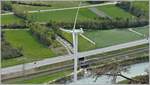 S12 Thurbo GTW nach Sargans bei Haldenstein. Aufnahme vom Satz herunter 330m über dem Rhein und einiges über der einzigen Windturbine im Churer Rheintal.(16.04.2020)