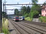 Parallel-Fahrt einer S26 nach Bauma und RABe 526 708 mit einem Regio nach Rorschach, am 13.7.05 bei Winterthur Grze.