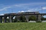 RABe 526 733-1 und RABe 526 729-9 berqueren am 14.6.12 den Rheinviadukt bei Eglisau.