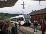 Der RABe 526 786-9 ''Bad Zurzach'' kmpft sich am 14.10.2012 durch die Menschenmassen von Bauma.