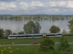 Mit Blick auf die Insel Reichenau fährt zwischen Ermatingen und Mannenbach S8 23857 von St.