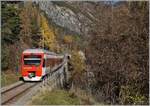 Wenige Minuten nach der Abfahrt in Sembrancher ist der TMR Region Alpes RABe 525 041 auf der Fahrt nach Orsières. Im Hintergrund, beim Tunneleingang ist das Einfahrvorsignal von Sembrancher zu erkennen. 


6. Nov. 2020