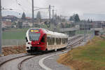 Die Freiburger Bahnen - Einfahrt des Triebzugs 197 in die modernisierte Station Münchenwiler-Courgevaux. Hier befindet sich der Zug mitten im Kanton Freiburg in der kleinen Gemeinde Münchenwiler (knapp 2,5 Quadrat-Km), eine winzige deutschsprachige Exklave des Kantons Bern. 8.Oktober 2018   