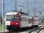 tpf - Ausfahrender Regio von Neuchatel nach Mutern - Fribourg aus dem Bahnhof von Ins am 04.04.2010