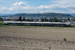 TPF: Der Flirt RABe 527 198-1 mit Werbeaufschrift als Regionalzug Fribourg-Neuchâtel bei Murten am 7. Mai 2016.
Foto: Walter Ruetsch