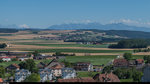 Kleiner Zug noch kleiner. Der Be 2/2 14 der zu Travys gehörenden Orbe-Chavornay-Bahn erklimmt am 19. Juli 2016 zwischen den Haltestellen Les Granges und Saint Eloi die Rampe zum Städtchen Orbe hinauf.