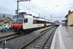 Der 4-teilige SBB Domino mit dem RBDe 560 260-2 als Regio 6024 kreuzt den Schlerzug Regio 6023 mit dem ABDe (94 85 7) 578 016-8 in Sentier-Orient, 01.05.2015.