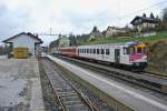 Bt 50 85 80-35 904-2, B 50 85 20-35 504-3 und ABDe (94 85 7)578 016-8 als Leermaterialzug Le Pont - Le Lieu bei Einfahrt in Le Lieu, 01.05.2015.