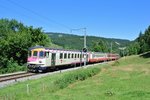 Im Valle de Joux werden zwei Umlufe durch Dominos der Travys abgedeckt. Ein dritter Zug dreht am Morgen und am Nachmittag/Abend noch zustzlich einige Runden. Eingesetzt fr den 3. Umlauf wird entweder der ehem. TRN Pendel oder der ehem. MThB. Pendel (wobei der MThB nur noch Reserve ist). Aktuell verkehren die beiden Pendel gemischt, und da beide Triebwagen ausser Betrieb sind sogar mit einer BoBo - so kommt eine usserst seltene und spezielle Komposition zum Einsatz: Bt 50 85 80-35 904-2 ex. MThB, B EWI 50 85 20-35 475-6 ex. TRN (sonst im TRN Pendel), B Lego 50 85 20-35 504-3 ex. TRN und Re 4/4 II 420 503-6 ex. BLS exex. SBB. R 6027 bei Les Charbonnires, 22.08.2016.

