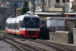 Nina Triebwagen Nr 321 der TRN bei der Einfahrt in den Bahnhof Neuchtel.