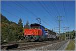 Die SBB Cargo Eem 923 003-8 fährt mit einem, kurzen Güterzug bei Mülenen Richtung Frutigen.