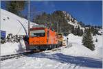 Nach getaner Arbeit, auf dem Weg ins Tal: die TPC HGem 2/2 N° 943 erreicht mit ihrer Schneefräse den Bahnhof Bouquetins.
12. März 2019