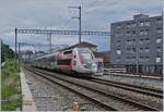 Zuletzt noch ein Blick in die andere Richtung, nach Lausanne mit dem durchfahrenden TGV Lyria 4723 nach Paris Gare de Lyon (via Genève) und die Weichenbauteile rechts im Bild auf den Geisen 2 und 1, welche einmal eingebaut, aus der Haltestelle Prilly-Malley eine Bahnhof machen. 

17. Juli 2020
