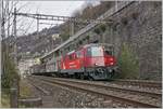 Die mit den gefällige  SwissPass  Werbe-Farben versehene SBB Re 4/4 II 11252 (Re 420 252-9) ist bei Veytaux Chillon mit einem kurzen Güterzug unterwegs. 

23. Dezember 2020