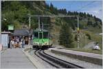 Mit dem Bt 64 an der Spitze erreicht ein BVB Regionalzug von Col-de-Bretaye nach Villars sur Ollon de Bahnhof Bouquetin.