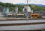 Blick auf Schwerkraftentladewagen der Gattung  Fac  (8740, 8742 und 87??) der Rhätischen Bahn (RhB), die im Bahnhof Reichenau-Tamins (CH) beim Kieswerk Reichenau abgestellt sind.