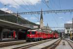 Richtig im Sonnenlicht steht unser Zug am 20.05.2009 nach Ankunft aus Landquart im Bahnhof Davos. Die Bahnsteig Uhr zeigt genau 13.00 Uhr. Zuglok ist Lok Nummer 627 der Rthischen Bahn.