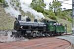 Am Muttertag den 14.5.2017 rangiert die RhB Schmalspurdampflokomotive G 4/5 107  Albula  im Bahnhof Filisur von der Drehscheibe herunter.